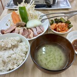地鶏食堂 - 料理写真:種鶏定食 1600円
麦ご飯 漬け物食べ放題