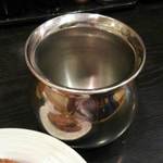 世界の山ちゃん - 食べ後の骨はこの中に！