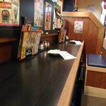 世界の山ちゃん - カウンター席です。お一人様でも気軽に来れます。