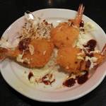 世界の山ちゃん - キャベツを退けてみると何ともかわいいエビフライでした。