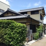 滋賀県湖南市の田園が広がる住宅地の中にあります