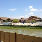 しのはら - 向かいには豪華で大規模な幼稚園が見えます