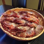 しのはら - 大きな生きたぶどう海老を見せてもらいました