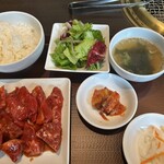 ワンカルビ - 料理写真:上ロース＆厚切りハラミ定食ご飯大（ご飯お代わり可）
＋プチサラダ
1639円＋165円＝1804円