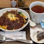 カフェ・ド・クリエ - 料理写真:CAFE de CRIE 日本橋三丁目スクエア店 揚げなすとほうれん草のボロネーゼ ドリンクセット 税込1,330円 ダージリンホットティーを選んで