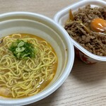 すき家 - 料理写真:とん汁みそラーメン【¥360(税込)】
牛丼並【¥480(税込)】