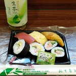 マックスバリュ - 料理写真:バラエティ寿司セット(サラダ太巻き)￥429