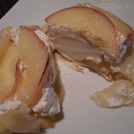 中は、生クリームたっぷりとアイス