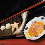 丸萬寿司 - えびを食べた後のウニだれにご飯をまぶしていただきます