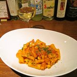 イタリアン レストラン ピンナピンナ - リガトーニと白ワイン