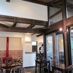 Raphael - 赤いストーブがビビッドな店内