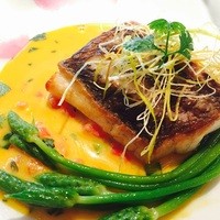 シェ・イノ - 真鯛のポワレ、サフランソース