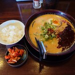 くねくね - 料理写真:◉麻辣担々麺 1,050円
◼️ランチ時にラーメン注文で
ライスorサラダが無料となる?(休日は不明?)
なので
◉ライス 無料 を注文してみた
◼️キムチは食べ放題となる)