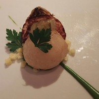 レフェルヴェソンス - 丸ごと火入れした蕪とイタリアンパセリのエミュルション、バスク黒豚のジャンボンセック＆ブリオッシュ！