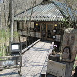 Furiko Sabou - 橋を渡って店内へ。ドキドキ。