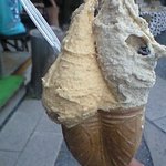 ジェラートショップ 香想 - プラリネ（キャラメルアーモンド）と黒豆キナコのダブル