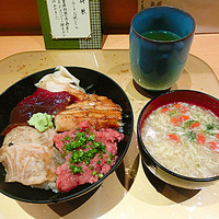 鮨 からく - からく丼　づけ、中落ち、穴子、鯛　2000円　753kcal