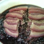 九戸茶語 - 豚角煮　下には高菜とウーロン茶葉が敷いてある