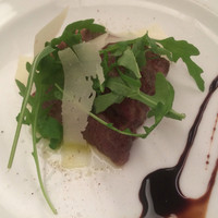 イタリア料理 Trattoria Mezzanino - 黒毛和牛ロースの備長炭炭火焼き タリアータ仕立て  ルッコラセルバチコのサラダのせ