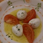 サイゼリヤ - 「フレッシュチーズとトマトのサラダ」（299円、203kcal）