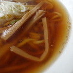 三角屋 - スープは節がメインですが豚の風味が薫ります