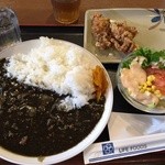 めしや食堂 - 黒キーマカレー　鶏天、サラダ