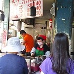 天津葱抓餅 - ものすごくよく動く小さなおばちゃん、ネギ入りの生地を叩きながら焼く