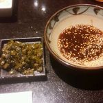 勝烈亭 - 高菜漬け・すり胡麻入りソース