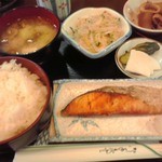 居酒屋再会 - 焼魚(鮭)定食 ６００円(税込)(２０１５年６月２日撮影)