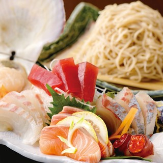 ●「刺身」。お魚はその日の仕入れから新鮮なものだけを厳選♪