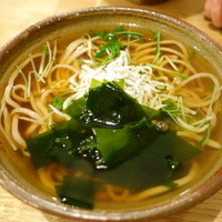 自家製粉石臼挽きうどん 青空blue 本店 - しらすとわかめの冷やかけうどん