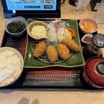 大戸屋ごはん処 - 料理写真:大粒牡蠣フライ定食、1,420円。ご飯大盛、60円。ほうれん草の胡麻和え、150円。