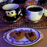 ミルク村 SAPPORO本店 - お会計を～って言ってからだったかな～。
                                コーヒーとクッキー(*^^)
                                ペンギンのカップにコアラー！（笑）
                                そういえば店の入り口でクッキー焼いてた～。