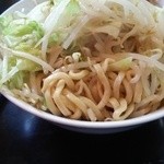 ラーメン二郎 会津若松駅前店 - 麺を掘り出しました。かなり太いですね