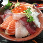 お食事処 田島 - 10種類の具が入っている、海鮮丼。