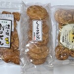 もち吉 - 料理写真:濃い味割りせん(ゆずみそ味)440円　しょうゆせんべい 440円　うまっカリ 370円
