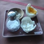 カフェ・ブノワ - 食べかけですが、おすすめのゆで卵です！