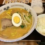 四川料理 食為鮮 - とってもふつーなお味の味噌ラーメンセット800円。