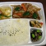 HottoMotto - 日替わりの生姜焼き&あんかけ豆腐弁当。税込み500円。