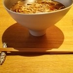 紬山荘 - メインのお蕎麦はこんな器に入ってます。倒れちゃうんじゃないかとドキドキ(笑)