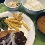 ダイニング九段 - 今日の500円ランチは鶏肉グリルのデミグラがけ