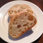 【バケット】フランスパンを想像すると思い描く、細めの棒状ハードタイプのフランスパン