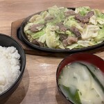 びっくり亭本家 - 料理写真:びっくり亭の焼肉鉄板1枚(950円)とご飯中(250円)