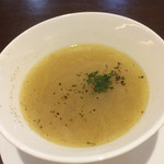 タベルナ・ピノリ - ランチのスープ。ミックスビーンズと玉ねぎのスープ。