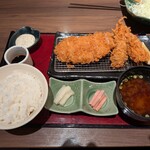 とんかつ 新宿さぼてん - 料理写真:選べる御膳 ロースカツ+牡蠣フライ2個 2123円(税込)