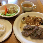 裏口の珈琲屋 - 本日のお食事セット「ビーフの白ワイン煮 実山椒ソース」野菜揚げ物、サラダ、スープ、ライス。
付け合せ野菜はとても美味！