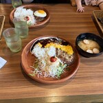 びっくりドンキー - 料理写真:(S)エッグカリーD 1370円、(M)オムライスデミDランチ1840円