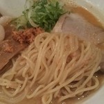 万豚記 - えび味噌麺の麺アップ