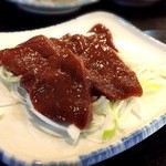 もつ焼 松 - レバー刺し(豚) ¥210(ハーフ)