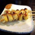 もつ焼 松 - とり皮付き ニンニク串焼き(2本) ¥250